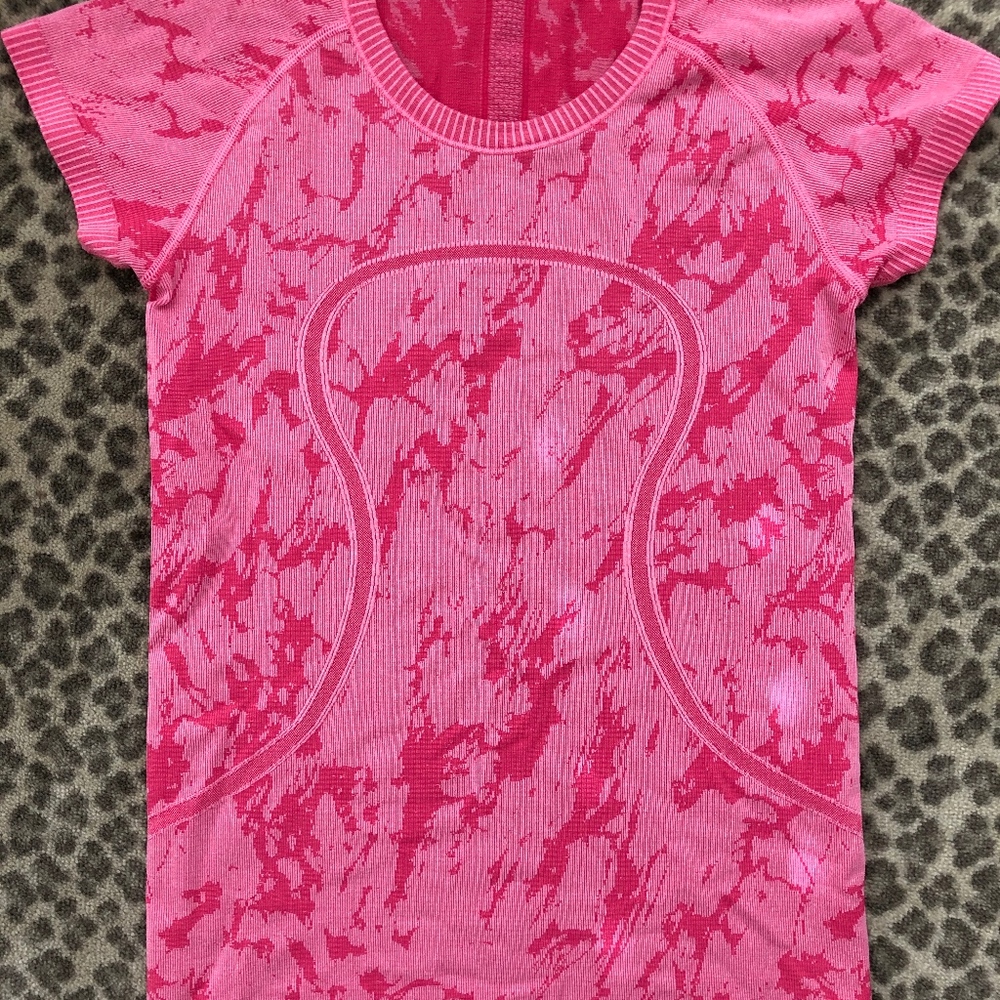 Lululemon Run Swiftly tech Camo Pink Shirt, Size 6